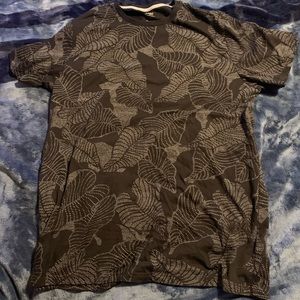 Old Navy black with white flower pattern mens large tee shirt